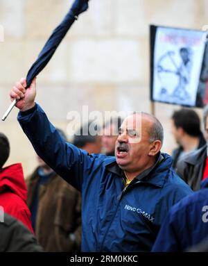 Bildnummer: 59446527  Datum: 26.03.2013  Copyright: imago/Xinhua (130326) -- LISBON, March 26, 2013 (Xinhua) -- A protester participates in a demonstration in central Lisbon, March 26, 2013. Some 500 workers of Portugal s Viana de Castelo Shipyard arrive by bus Tuesday in downtown capital Lisbon, protesting in the rain against government s privatization of their plant. The shipyard, located in the port city of Viana de de Castelo in northern Portugal, was established in 1944 under the administration of the country s Defense Ministry. (Xinhua/Zhang Liyun) PORTUGAL-LISBON-SHIPYARD-PROTEST PUBLIC Stock Photo