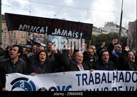 Bildnummer: 59446526  Datum: 26.03.2013  Copyright: imago/Xinhua (130326) -- LISBON, March 26, 2013 (Xinhua) -- Protesters participate in a demonstration in central Lisbon, March 26, 2013. Some 500 workers of Portugal s Viana de Castelo Shipyard arrive by bus Tuesday in downtown capital Lisbon, protesting in the rain against government s privatization of their plant. The shipyard, located in the port city of Viana de de Castelo in northern Portugal, was established in 1944 under the administration of the country s Defense Ministry. (Xinhua/Zhang Liyun) PORTUGAL-LISBON-SHIPYARD-PROTEST PUBLICAT Stock Photo