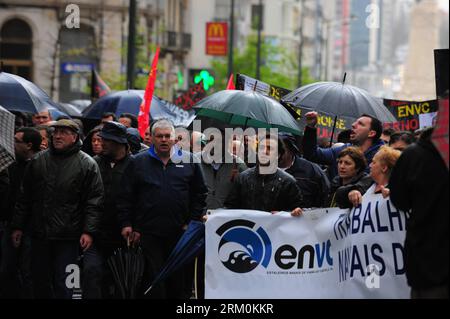 Bildnummer: 59446522 Datum: 26.03.2013 Copyright: imago/Xinhua (130326) -- LISSABON, 26. März 2013 (Xinhua) -- Demonstranten nehmen an einer Demonstration im Zentrum von Lissabon am 26. März 2013 Teil. Etwa 500 Arbeiter der portugiesischen Werft Viana de Castelo kommen am Dienstag mit dem Bus in die Innenstadt von Lissabon, um im Regen gegen die Privatisierung ihres Werks durch die Regierung zu protestieren. Die Werft, die sich in der Hafenstadt Viana de Castelo im Norden Portugals befindet, wurde 1944 unter der Verwaltung des Verteidigungsministeriums des Landes gegründet. (Xinhua/Zhang Liyun) PORTUGAL-LISSABON-WERFT-PROTEST PUBLICAT Stockfoto