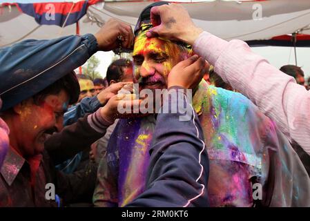 Bildnummer: 59449162  Datum: 27.03.2013  Copyright: imago/Xinhua (130327) -- SRINAGAR, March 27, 2013 (Xinhua) -- Soldiers of Indian Border Security Force (BSF) put colored powder on their top officer s face during the Holi festival at their headquarters in Srinagar, the summer capital of Indian-controlled Kashmir, on March 27, 2013. Holi is one of the major festivals for Hindus and the most vibrant of all. paint each other with water color on the auspicious day of Holi. (Xinhua/Javed Dar) (syq) KASHMIR-SRINAGAR-INDIAN TROOPS-HOLI PUBLICATIONxNOTxINxCHN Gesellschaft Tradition Indien xsp x0x 20 Stock Photo