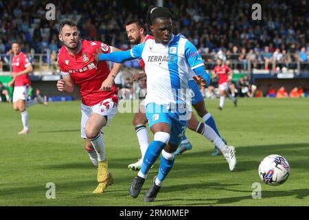 Barrows Junior Tiensia hält Wrexhams Anthony Forde während des Spiels der Sky Bet League 2 zwischen Barrow und Wrexham in der Holker Street, Barrow-in-Furness am Samstag, den 26. August 2023 ab. (Foto: Michael Driver | MI News) Credit: MI News & Sport /Alamy Live News Stockfoto