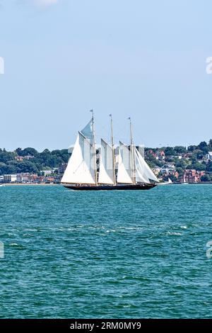 Die drei-Masten-Yacht „Atlantic“ kreuzt auf dem Solent vor der Isle of Wight an einem sonnigen Sommertag, Hampshire England UK Stockfoto