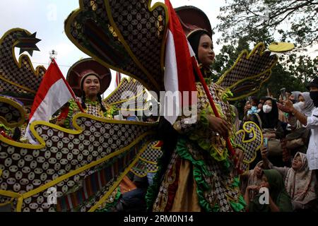 26. August 2023, Yogyakarta, spezielle Region von Yogyakarta, Indonesien: Darsteller in Kostümen nehmen am Jogja Fashion Carnival Teil, anlässlich des 78. Jahrestages der Republik Indonesien in der Malioboro Street. (Bild: © Angga Budhiyanto/ZUMA Press Wire) NUR REDAKTIONELLE VERWENDUNG! Nicht für kommerzielle ZWECKE! Stockfoto