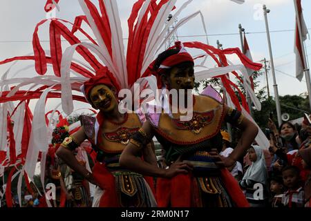 26. August 2023, Yogyakarta, spezielle Region von Yogyakarta, Indonesien: Darsteller in Kostümen nehmen am Jogja Fashion Carnival Teil, anlässlich des 78. Jahrestages der Republik Indonesien in der Malioboro Street. (Bild: © Angga Budhiyanto/ZUMA Press Wire) NUR REDAKTIONELLE VERWENDUNG! Nicht für kommerzielle ZWECKE! Stockfoto