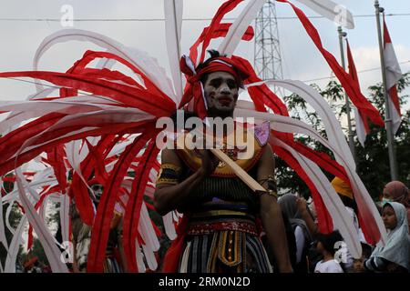 26. August 2023, Yogyakarta, spezielle Region von Yogyakarta, Indonesien: Darsteller in Kostümen nehmen am Jogja Fashion Carnival Teil, anlässlich des 78. Jahrestages der Republik Indonesien in der Malioboro Street. (Bild: © Angga Budhiyanto/ZUMA Press Wire) NUR REDAKTIONELLE VERWENDUNG! Nicht für kommerzielle ZWECKE! Stockfoto