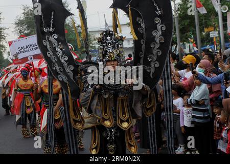 26. August 2023, Yogyakarta, spezielle Region von Yogyakarta, Indonesien: Darsteller in Kostümen nehmen am Jogja Fashion Carnival Teil, anlässlich des 78. Jahrestages der Republik Indonesien in der Malioboro Street. (Bild: © Angga Budhiyanto/ZUMA Press Wire) NUR REDAKTIONELLE VERWENDUNG! Nicht für kommerzielle ZWECKE! Stockfoto