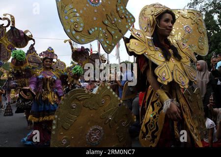 26. August 2023, Yogyakarta, spezielle Region von Yogyakarta, Indonesien: Darsteller in Kostümen nehmen am Jogja Fashion Carnival Teil, anlässlich des 78. Jahrestages der Republik Indonesien in der Malioboro Street. (Bild: © Angga Budhiyanto/ZUMA Press Wire) NUR REDAKTIONELLE VERWENDUNG! Nicht für kommerzielle ZWECKE! Stockfoto