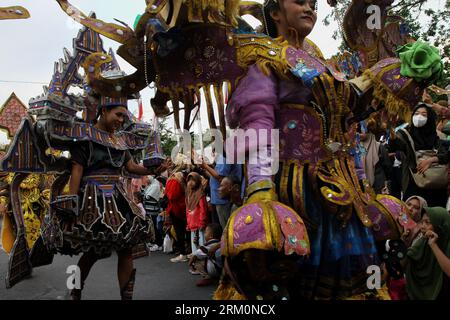 26. August 2023, Yogyakarta, spezielle Region von Yogyakarta, Indonesien: Darsteller in Kostümen nehmen am Jogja Fashion Carnival Teil, anlässlich des 78. Jahrestages der Republik Indonesien in der Malioboro Street. (Bild: © Angga Budhiyanto/ZUMA Press Wire) NUR REDAKTIONELLE VERWENDUNG! Nicht für kommerzielle ZWECKE! Stockfoto