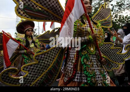 26. August 2023, Yogyakarta, spezielle Region von Yogyakarta, Indonesien: Darsteller in Kostümen nehmen am Jogja Fashion Carnival Teil, anlässlich des 78. Jahrestages der Republik Indonesien in der Malioboro Street. (Bild: © Angga Budhiyanto/ZUMA Press Wire) NUR REDAKTIONELLE VERWENDUNG! Nicht für kommerzielle ZWECKE! Stockfoto