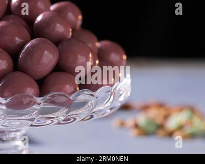Nahaufnahme eines isolierten Bildes von schöner Schokolade. Schokolade auf einem Teller Stockfoto