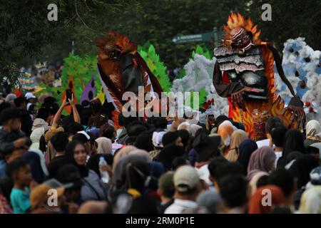 26. August 2023, Yogyakarta, spezielle Region von Yogyakarta, Indonesien: Darsteller in Kostümen nehmen am Jogja Fashion Carnival Teil, anlässlich des 78. Jahrestages der Republik Indonesien in der Malioboro Street. (Bild: © Angga Budhiyanto/ZUMA Press Wire) NUR REDAKTIONELLE VERWENDUNG! Nicht für kommerzielle ZWECKE! Stockfoto