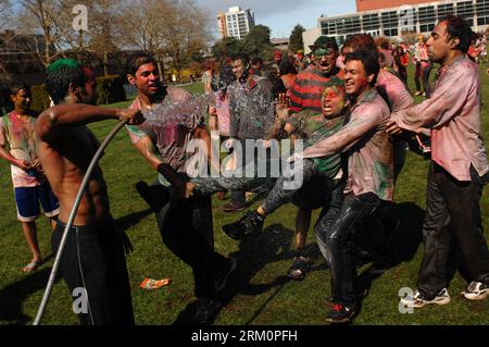 Bildnummer: 59463181 Datum: 30.03.2013 Copyright: imago/Xinhua Ein Student der University of British Columbia wird während einer Feier des Holi, des Indian Festival of Colors, in Vancouver, Kanada, am 30. März 2013 von Wasser gesprüht. Bei Holi geht es darum, die Farben und die Vitalität des Frühlings mit Familie und Freunden zu feiern. (Xinhua/Sergei Bachlakov) (jl) CANADA-VANCOUVER-HOLI-CELEBRATION PUBLICATIONxNOTxINxCHN Gesellschaft Puder Puderschlacht Mehl Mehlschlacht fest der Farben kurios Komik xas x0x 2013 quer Premiere 59463181 Datum 30 03 2013 Copyright Imago XINHUA A Student der Universität B Stockfoto