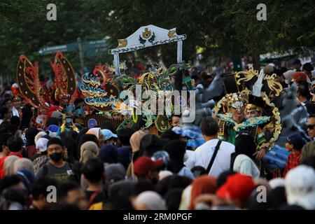 26. August 2023, Yogyakarta, spezielle Region von Yogyakarta, Indonesien: Darsteller in Kostümen nehmen am Jogja Fashion Carnival Teil, anlässlich des 78. Jahrestages der Republik Indonesien in der Malioboro Street. (Bild: © Angga Budhiyanto/ZUMA Press Wire) NUR REDAKTIONELLE VERWENDUNG! Nicht für kommerzielle ZWECKE! Stockfoto