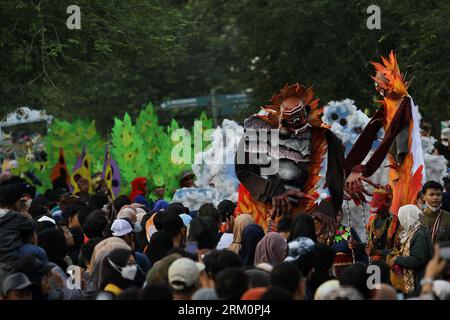 26. August 2023, Yogyakarta, spezielle Region von Yogyakarta, Indonesien: Darsteller in Kostümen nehmen am Jogja Fashion Carnival Teil, anlässlich des 78. Jahrestages der Republik Indonesien in der Malioboro Street. (Bild: © Angga Budhiyanto/ZUMA Press Wire) NUR REDAKTIONELLE VERWENDUNG! Nicht für kommerzielle ZWECKE! Stockfoto