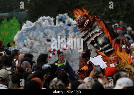 26. August 2023, Yogyakarta, spezielle Region von Yogyakarta, Indonesien: Darsteller in Kostümen nehmen am Jogja Fashion Carnival Teil, anlässlich des 78. Jahrestages der Republik Indonesien in der Malioboro Street. (Bild: © Angga Budhiyanto/ZUMA Press Wire) NUR REDAKTIONELLE VERWENDUNG! Nicht für kommerzielle ZWECKE! Stockfoto