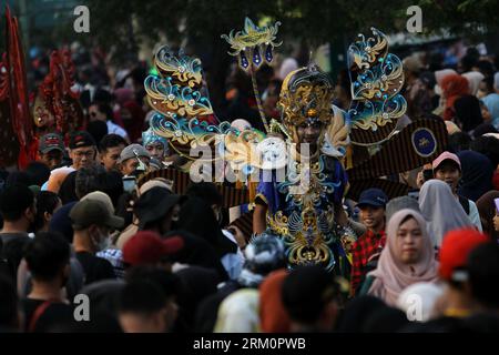 26. August 2023, Yogyakarta, spezielle Region von Yogyakarta, Indonesien: Darsteller in Kostümen nehmen am Jogja Fashion Carnival Teil, anlässlich des 78. Jahrestages der Republik Indonesien in der Malioboro Street. (Bild: © Angga Budhiyanto/ZUMA Press Wire) NUR REDAKTIONELLE VERWENDUNG! Nicht für kommerzielle ZWECKE! Stockfoto