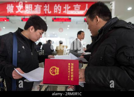 Bildnummer: 59464323  Datum: 01.04.2013  Copyright: imago/Xinhua (130401) -- BEIJING, April 1, 2013 (Xinhua) -- Citizens pay taxes for housing transaction at the Sixth Taxation Office of the Chaoyang District Local Taxation Bureau on the first working day after the Beijing government announced detailed property curbs in Beijing, capital of Beijing, April 1, 2013. The municipal government of Beijing on March 30 spelled out detailed rules aimed at cooling the property market following the central government s fresh regulatory plan earlier this month. Single adults with a permanent Beijing reside Stock Photo