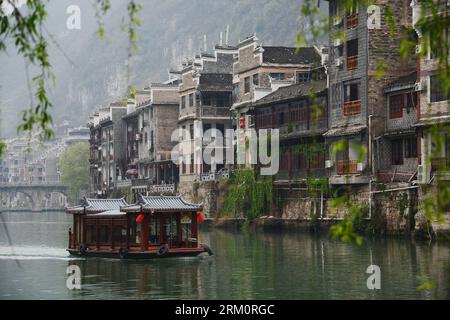 Bildnummer: 59466820 Datum: 02.04.2013 Copyright: imago/Xinhua (130402) -- QIANDONGNAN, 2. April 2013 (Xinhua) -- ein Touristikboot auf dem Wuyang Fluss im Kreis Zhenyuan, Provinz Guizhou im Südwesten Chinas, 31. März 2013. Das County könnte 2.280 Jahre alt sein, als der Wuyang River durch ihn fließt. Da viele antike Architekturbauten entlang des Flusses gebaut wurden, wurde die antike Stadt von Touristen als orientalisches Venedig bezeichnet. (Xinhua/Hu Yan) (hdt) CHINA-GUIZHOU-ZHENYUAN-TOWNLET LANDSCHAFT (CN) PUBLICATIONxNOTxINxCHN xcb x0x 2013 quer 59466820 Datum 02 04 2013 Copyright Imago XINHUA Qiand Stockfoto