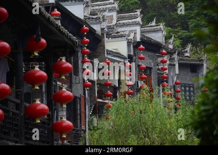 Bildnummer: 59466819  Datum: 02.04.2013  Copyright: imago/Xinhua (130402) -- QIANDONGNAN, April 2, 2013 (Xinhua) -- Houses are decorated by red lanterns in Zhenyuan County in southwest China s Guizhou Province, March 31, 2013. The county could date back 2,280 years with the Wuyang River running through it. As many ancient style architectures were built along the river, the ancient town was dubbed as Oriental Venice by tourists. (Xinhua/Hu Yan) (hdt) CHINA-GUIZHOU-ZHENYUAN-TOWNLET SCENERY (CN) PUBLICATIONxNOTxINxCHN xcb x0x 2013 quer      59466819 Date 02 04 2013 Copyright Imago XINHUA  Qiandon Stock Photo