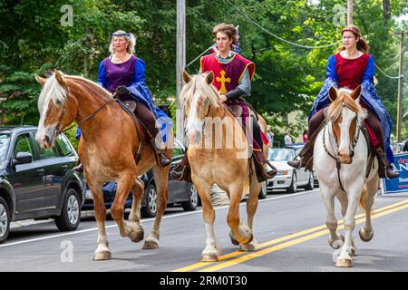 Eine Feier und Parade zum vierten Juli in einer kleinen ländlichen Stadt in Massachusetts – drei Frauen reiten auf der Parade. Stockfoto