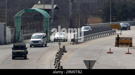 Bildnummer: 59468721  Datum: 03.04.2013  Copyright: imago/Xinhua (130403) -- PAJU, April 3, 2013 (Xinhua) -- A South Korean military jeep escorts vehicles carrying South Korean workers from Kaesong industrial complex passing the Customs, Immigration and Quarantine (CIQ) office in Paju, Gyeonggi province of South Korea, April 3, 2013. The Democratic People s Republic of Korea (DPRK) banned South Korean workers entrance to the joint industrial complex at the DPRK s border town of Kaesong, only allowing the workers to leave Kaesong to come back to Seoul, the unification ministry said Wednesday. ( Stockfoto