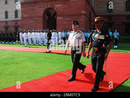 Bildnummer: 59470837  Datum: 03.04.2013  Copyright: imago/Xinhua (130403) -- NEW DELHI, April 3, 2013 (Xinhua) -- Commander of Turkish Armed Forces Gen. Necdet Ozel (L, front) escorted by an Indian army officer attends a guard of honor inspection in New Delhi, India, April 3, 2013. Ozel is on a three-day visit to India. (Xinhua/Partha Sarkar) INDIA-NEW DELHI-TURKEY-VISIT PUBLICATIONxNOTxINxCHN Gesellschaft Politik People Militär Armee Ehrung x0x xdd premiumd 2013 quer      59470837 Date 03 04 2013 Copyright Imago XINHUA  New Delhi April 3 2013 XINHUA Commander of Turkish Armed Forces Gen Necde Stockfoto