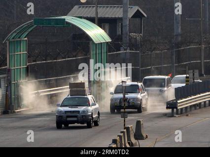 Bildnummer: 59469687  Datum: 03.04.2013  Copyright: imago/Xinhua (130403) -- PAJU, April 3, 2013 (Xinhua) -- South Korean vehicles return from Kaesong industrial complex and pass the Customs, Immigration and Quarantine (CIQ) office in Paju, Gyeonggi province of South Korea, April 3, 2013. The Democratic People s Republic of Korea (DPRK) banned South Korean workers entrance to the joint industrial complex at the DPRK s border town of Kaesong, only allowing the workers to leave Kaesong to come back to Seoul, the unification ministry said Wednesday. (Xinhua/Park Jin-hee) SOUTH KOREA-PAJU-KAESONG Stockfoto