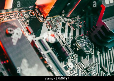 Kiew, Ukraine - 5. Januar 2022: ASUS Tuf Gaming Modern PC Motherboard Microchips und Sockel. Nahaufnahme der Komponenten des Computerhardware-Chipsatzes. Tech-in Stockfoto