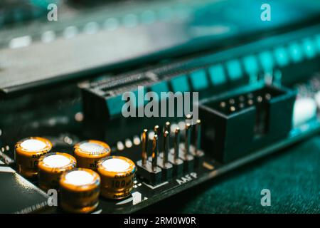 Kiew, Ukraine - 5. Januar 2022: Steckdosenstifte und Nichicon-Widerstände auf dem Motherboard Nahaufnahme moderner Desktop-PCs. Hardware-Chipsatz-Komponente des Computers Stockfoto