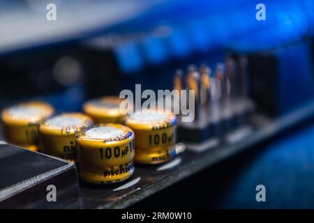 Kiew, Ukraine - 5. Januar 2022: Steckdosenstifte und Nichicon-Widerstände auf dem Motherboard Nahaufnahme eines modernen, leistungsstarken Desktop-PCs. Computerhardware-Chipsatz Stockfoto