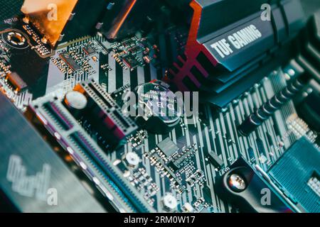 Kiew, Ukraine - 5. Januar 2022: ASUS Tuf Gaming Modern PC Motherboard Microchips und Sockel. Nahaufnahme der Komponenten des Computerhardware-Chipsatzes. Tech el Stockfoto