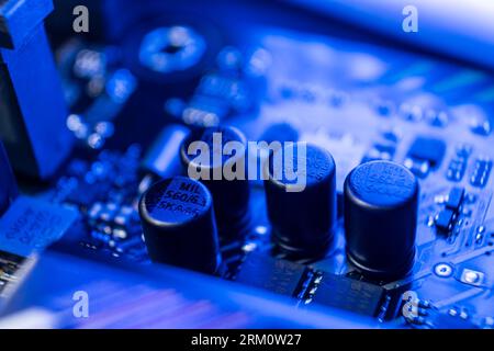 Kiew, Ukraine - 05. Januar 2022: Motherboard mit Mikrochips und Widerständen, Desktop-PC aus nächster Nähe. Hintergrund der Komponenten des Computerhardware-Chipsatzes Stockfoto