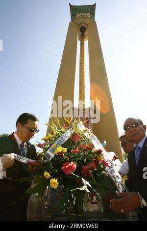 Bildnummer: 59472223 Datum: 04.04.2013 Copyright: imago/Xinhua (130404) -- MANILA, 4. April 2013 (Xinhua) -- der Innenberater der chinesischen Botschaft auf den Philippinen Sun Xiangyang (L) und der Präsident der chinesischen Handelskammer auf den Philippinen Li Fung-wu präsentieren einen Kranz vor dem philippinischen Übersee-Denkmal für chinesische antijapanische Märtyrer auf dem Chinesischen Friedhof in Manila, Philippinen, 4. April 2013. Die chinesische Gemeinde auf den Philippinen besuchte die Gräber ihrer Vorfahren zur Feier des Qingming Festivals, um ihren verlorenen Verwandten, die du gestorben waren, Respekt zu zollen Stockfoto