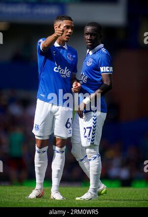 Evertons Lewis Dobbin (links) interagiert mit Evertons Youssef Chermiti während des Spiels in der Premier League im Goodison Park in Liverpool. Bilddatum: Samstag, 26. August 2023. Stockfoto
