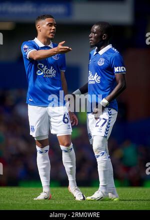 Evertons Lewis Dobbin (links) interagiert mit Evertons Youssef Chermiti während des Spiels in der Premier League im Goodison Park in Liverpool. Bilddatum: Samstag, 26. August 2023. Stockfoto