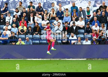 Deepdale Stadium, Preston, England - 26. August 2023 Harrison Ashby (30) aus Swansea City feiert nach dem ersten Tor - während des Spiels Preston NE gegen Swansea City, EFL Championship, 2023/24, Deepdale Stadium, Preston, England - 26. August 2023 Credit: Arthur Haigh/WhiteRosePhotos/Alamy Live News Stockfoto