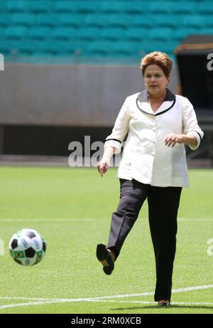 Bildnummer: 59479264  Datum: 05.04.2013  Copyright: imago/Xinhua Brazilian President Dilma Rousseff inaugurates the Arena Fonte Nova stadium, one of the venues of the upcoming FIFA World Cup 2014, in Salvador, state of Bahia, Brazil, on April 5, 2013. (Xinhua/AGENCIA ESTADO) (ce) BRAZIL-BAHIA-SOCCER-FIFA WORLD CUP 2014 PUBLICATIONxNOTxINxCHN People Politik Fussball Training x0x xdd premiumd Aufmacher kurios 2013 hoch     59479264 Date 05 04 2013 Copyright Imago XINHUA Brazilian President Dilma Rousseff  The Arena Fonte Nova Stage One of The Venues of The upcoming FIFA World Cup 2014 in Salvado Stockfoto
