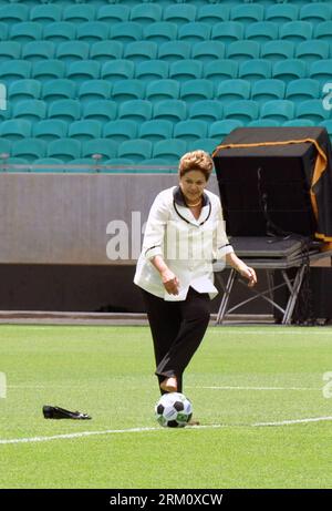 Bildnummer: 59479265  Datum: 05.04.2013  Copyright: imago/Xinhua Brazilian President Dilma Rousseff inaugurates the Arena Fonte Nova stadium, one of the venues of the upcoming FIFA World Cup 2014, in Salvador, state of Bahia, Brazil, on April 5, 2013. (Xinhua/AGENCIA ESTADO) (ce) BRAZIL-BAHIA-SOCCER-FIFA WORLD CUP 2014 PUBLICATIONxNOTxINxCHN People Politik Fussball Training x0x xdd premiumd Aufmacher kurios 2013 hoch     59479265 Date 05 04 2013 Copyright Imago XINHUA Brazilian President Dilma Rousseff  The Arena Fonte Nova Stage One of The Venues of The upcoming FIFA World Cup 2014 in Salvado Stockfoto