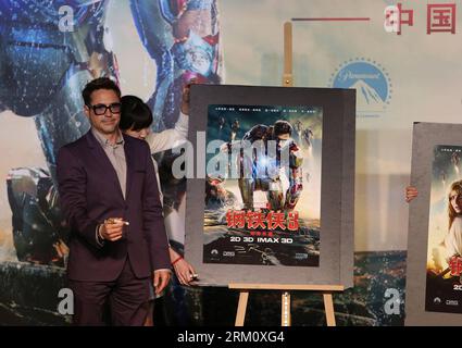 Bildnummer: 59479587  Datum: 06.04.2013  Copyright: imago/Xinhua (130406) -- BEIJING, April 6, 2013 (Xinhua) -- Cast member Robert Downey Jr. signs a poster during a promotional event of Hollywood superhero movie Iron Man 3 before its release in China in early May, in Beijing, capital of China, April 6, 2013. (Xinhua) (wqq) CHINA-BEIJING-MOVIE-IRON MAN 3-PROMOTION (CN) PUBLICATIONxNOTxINxCHN Entertainment People premiumd x0x xkg 2013 quer      59479587 Date 06 04 2013 Copyright Imago XINHUA  Beijing April 6 2013 XINHUA Cast member Robert Downey Jr Signs a Poster during a promotional Event of H Stockfoto