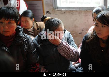 Bildnummer: 59479622 Datum: 06.04.2013 Copyright: imago/Xinhua (130406) -- WENG AN, 6. April 2013 (Xinhua) -- Verwandte von eingeschlossenen Bergleuten warten außerhalb einer überfluteten Kohlemine im Weng an County, Provinz Guizhou im Südwesten Chinas, 6. April 2013. Neun Bergleute wurden unter Tage gefangen und 32 weitere wurden nach einem Hochwasser in der Yunda-Kohlemine am frühen Samstagmorgen sicher aus dem Bergwerksschacht gehoben. (Xinhua/Liu Xu) (zn) CHINA-GUIZHOU-WENG AN-COAL MINE ACCIDENT (CN) PUBLICATIONxNOTxINxCHN Gesellschaft x2x xkg 2013 quer premiumd o0 Unglück Bergbau Minenunglück Kohlenmine, Angehörige Stockfoto