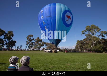 Bildnummer: 59480161  Datum: 06.04.2013  Copyright: imago/Xinhua (130406) -- CANBERRA, April 6, 2013 (Xinhua) -- Children look at the hot air balloon show by Royal Australian Air Force (RAAF) at Australian War Memorial during its Open Day in Canberra, Australia, April 6, 2013 . (Xinhua/Justin Qian) AUSTRALIA-CANBERRA-WAR MEMORIAL OPEN DAY PUBLICATIONxNOTxINxCHN xcb x0x 2013 quer      59480161 Date 06 04 2013 Copyright Imago XINHUA  Canberra April 6 2013 XINHUA Children Look AT The Hot Air Balloon Show by Royal Australian Air Force Raaf AT Australian was Memorial during its Open Day in Canberra Stock Photo