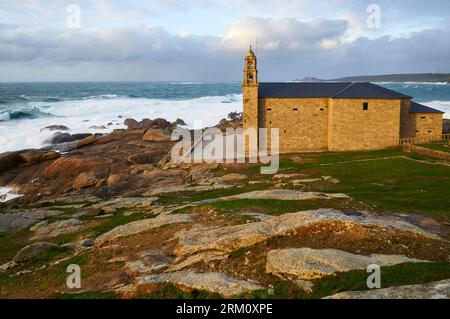 Nuestra Señora de la Virgen da Barca katholisches Heiligtum an der Küste der Costa da Morte mit rauem Meer (Muxía, Fisterra, A Coruña, Galicien, Atlantik, Spanien) Stockfoto