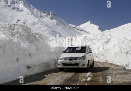 Bildnummer: 59480194 Datum: 06.04.2013 Copyright: imago/Xinhua (130406) -- SRINAGAR, 6. April 2013 (Xinhua) -- Ein Privatfahrzeug fährt durch einen schneebedeckten Zojila-Pass 108 Kilometer östlich von Srinagar, der Sommerhauptstadt des von Indien kontrollierten Kaschmirs, am 6. April 2013. Die Srinagar-Leh-Straße im von Indien kontrollierten Kaschmir wurde am Samstag nach vier Monaten Schließung wieder für den Verkehr geöffnet, sagten Beamte. Die 434 km lange Straße wurde nach den starken Schneefällen in der ersten Dezemberwoche letzten Jahres gesperrt. (Xinhua/Javed dar) INDIA-KASHMIR-SRINAGAR-LADAKH ROAD PUBLICATIONxNOTxINxCHN Gesellschaft Verkehr KASCHMIR Stockfoto