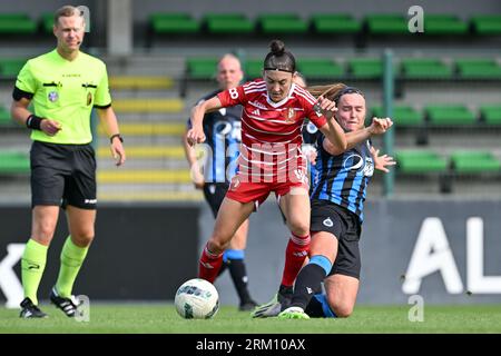 Roeselare, Belgien. 26. August 2023. Noemie Gelders (10) von Standard Pictured Fighting for the Ball with Davinia Vanmechelen (25) of Club YLA während eines Fußballspiels zwischen Club Brugge Dames YLA und Standard Femina de Liege am 1. Spieltag der Saison 2023 - 2024 der belgischen Lotto-Super-Liga für Frauen, am Samstag, den 26. August 2023 in Roeselare, BELGIEN. Quelle: Sportpix/Alamy Live News Stockfoto