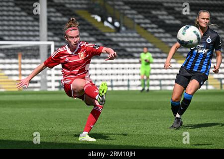 Roeselare, Belgien. 26. August 2023. Claire O'Riordan (11) von Standard in Aktion während eines Fußballspiels zwischen Club Brugge Dames YLA und Standard Femina de Liege am 1. Spieltag der Saison 2023 - 2024 der belgischen Lotto Womens Super League, am Samstag, den 26. August 2023 in Roeselare, BELGIEN. Quelle: Sportpix/Alamy Live News Stockfoto