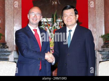 Bildnummer: 59487626  Datum: 09.04.2013  Copyright: imago/Xinhua Vietnamese President Truong Tan Sang (R) shakes hands with Rudy Demotte, minister-president of Wallonia and the Wallonia-Brussels Federation of Belgium, during a meeting at the Presidential Palace in Hanoi, capital of Vietnam, April 9, 2013. (Xinhua/VNA)(rh) VIETNAM-HANOI-BELGIUM-VISIT PUBLICATIONxNOTxINxCHN People xcb x0x 2013 quer premiumd     59487626 Date 09 04 2013 Copyright Imago XINHUA Vietnamese President Truong TAN Sang r Shakes Hands With Rudy Demotte Ministers President of Wallonia and The Wallonia Brussels Federation Stock Photo