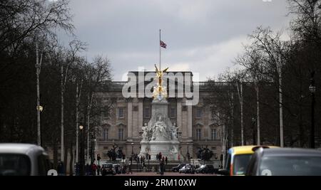 Bildnummer: 59489685  Datum: 09.04.2013  Copyright: imago/Xinhua (130409) -- LONDON, April 9, 2013 (Xinhua) -- The Union Flag flies at half mast over the Buckingham Palace following the death of former British Prime Minster Baroness Margaret Thatcher in London, Britain on April 9, 2013. The funeral of former British Prime Minister Margaret Thatcher will be held in London on April 17, the office of Prime Minister David Cameron said Tuesday. Thatcher died at the age of 87 after suffering a stroke, her family spokesman announced Monday. (Xinhua/Wang Lili) (srb) BRITAIN-LONDON-THATCHER-FUNERAL-DAT Stock Photo