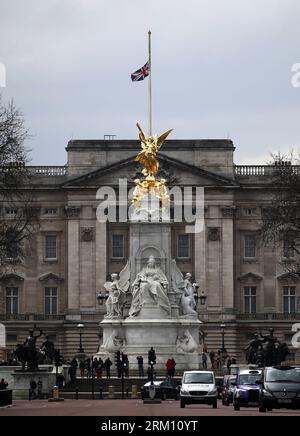 Bildnummer: 59489684  Datum: 09.04.2013  Copyright: imago/Xinhua (130409) -- LONDON, April 9, 2013 (Xinhua) -- The Union Flag flies at half mast over the Buckingham Palace following the death of former British Prime Minster Baroness Margaret Thatcher in London, Britain on April 9, 2013. The funeral of former British Prime Minister Margaret Thatcher will be held in London on April 17, the office of Prime Minister David Cameron said Tuesday. Thatcher died at the age of 87 after suffering a stroke, her family spokesman announced Monday. (Xinhua/Wang Lili) (srb) BRITAIN-LONDON-THATCHER-FUNERAL-DAT Stock Photo