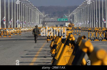 Bildnummer: 59492265  Datum: 10.04.2013  Copyright: imago/Xinhua (130410) -- PAJU, April 10, 2013 (Xinhua) -- A South Korean soldier stands guard at the Unification Bridge near the Customs, Immigration and Quarantine (CIQ) office in Paju, Gyeonggi province of South Korea, April 10, 2013. South Korea is seeing the warning by the Democratic People s Republic of Korea (DPRK) to foreigners in Seoul to consider evacuation as psychological warfare, the presidential office said Tuesday. (Xinhua/Park Jin-hee)(dzl) SOUTH KOREA-PAJU-DPRK-BORDER PUBLICATIONxNOTxINxCHN Politik Grenze Grenzübergang Südkore Stock Photo