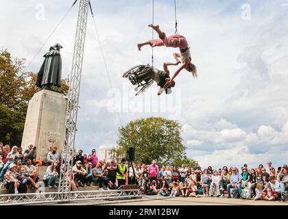 London, Großbritannien. 26. August 2023. Der behinderte Künstler Rodney Bell und Choreograf Chloe Loftus präsentieren auf dem Hügel im Greenwich Park eine spektakuläre Luftfahrt namens „The Air Between US“. Familienfreundliche Aufführungen, Installationen, Tanz und mehr finden auf dem historischen Gelände des Old Royal Naval College, der Cutty Sark Gardens und des Greenwich Park statt. Teil des jährlichen Greenwich and Docklands International Festivals (GDIF) vom 25. August bis 10. September. Quelle: Imageplotter/Alamy Live News Stockfoto